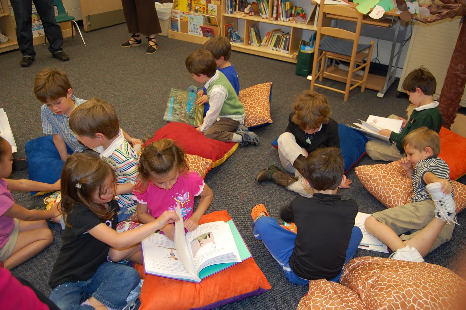 kids-reading-in-library